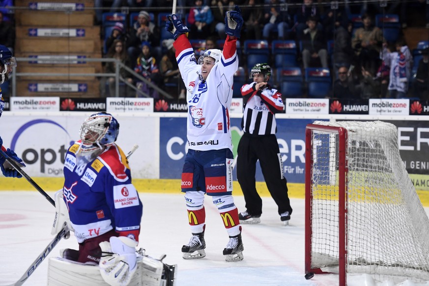 Der Zuerich Spieler Jerome Bachofner, rechts, jubelt nach seinem Tor zum 1:0 gegen den Kloten Torhueter Martin Gerber, links, in der Schweizer National League A Partie zwischen dem EHC Kloten und den  ...