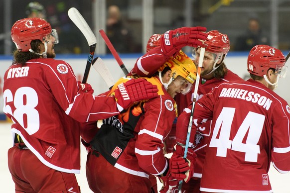 De gauche a droite, les joueurs lausannois Sven Ryser, le Top Scorer Dustin Jeffrey, Jannik Fischer et Nicklas Danielsson celebrent le 3eme goal lors du match du championnat suisse de hockey sur glace ...