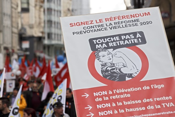Des manifestants avec des pancartes et des drapeaux defilent dans les rues de Geneve, lors du defile du 1er mai - Fete du Travail, ce lundi 1 mai 2017 a Geneve. (KEYSTONE/Salvatore Di Nolfi)
