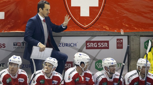 Patrick Fischer, head coach of Switzerland national ice hockey team, instructs his players, during a friendly ice hockey game between Switzerland and Latvia, at the Littoral ice stadium, in Neuchatel, ...