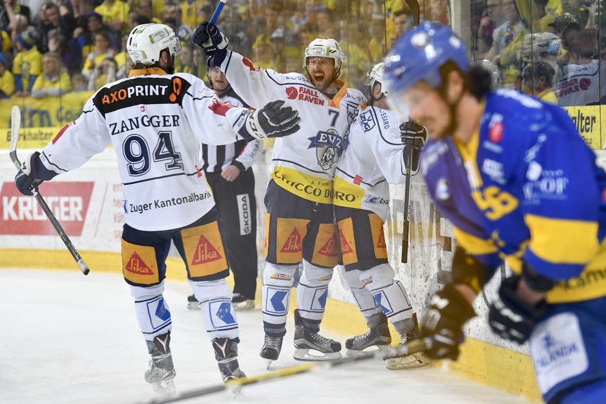 Die Zuger Sandro Zangger, David McIntyre und Dominic Lammer, von links, bejubeln Lammer&#039;s Tor zum 0-3, rechts im Bild Dino Wieser von Davos, beim sechsten Playoff-Halbfinalspiel der National Leag ...