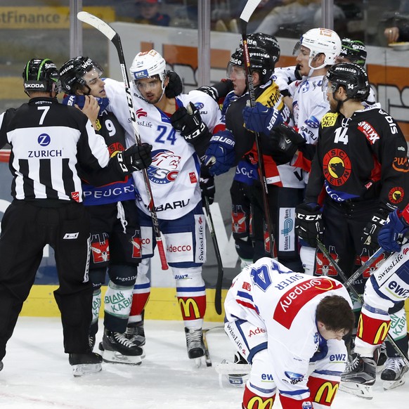 Berner und Zuercher Spieler pruegeln sich im Eishockey Meisterschaftsspiel der National League A zwischen den SC Bern und den ZSC Lions, am Samstag, 17. September 2016, in der Postfinance Arena in Ber ...