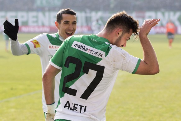 FC St.Gallen Stuermer Albian Ajeti, vorne, feiert seinen Treffer zum 2-1 mit dem heraneilenden Yannis Tafer, im Fussball Meisterschaftsspiel der Super League zwischen dem FC St. Gallen und Lausanne-Sp ...