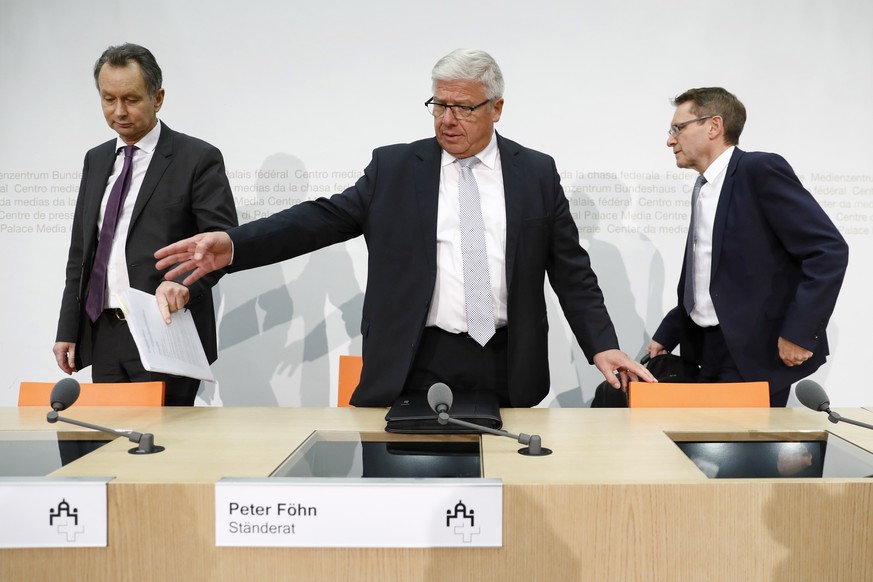 Peter Foehn, Staenderat SVP-SZ, Mitte, Philipp Mueller, FDP-AG, links, und Pirmin Bischof, CVP-SO, rechts, erscheinen zu einer Medienkonferenz ueber die Umsetzung der Masseneinwanderungsinitiative, am ...