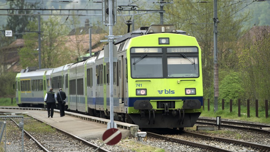 ZUR HEUTIGEN BILANZMEDIENKONFERENZ DER EISENBAHNGESELLSCHAFT BLS STELLEN WIR IHNEN AM DIENSTAG 26. APRIL 2016 FOLGENDES ARCHIVBILD ZUR VERFUEGUNG. - Ein BLS S-Bahn-Zug der S2 steht am Perron im Bahnho ...