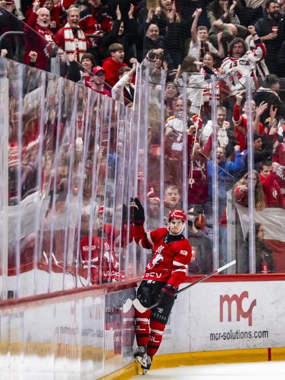 Nachrichten Linkding Joie de Theo Rochette (LHC) apres avoir marque le but du 3:1 lors du troisieme match des Play-off des quarts de finale du championnat suisse de hockey sur glace de National League, entre Lausanne HC e ...
