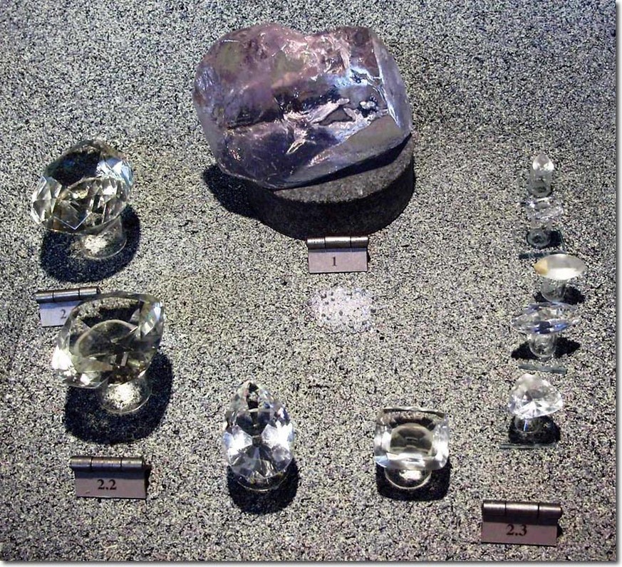 Glas-Nachbildungen des grössten jemals gefundenen Rohdiamanten, des Cullinan (oben), und der neun grössten daraus gewonnenen Steine.&nbsp;