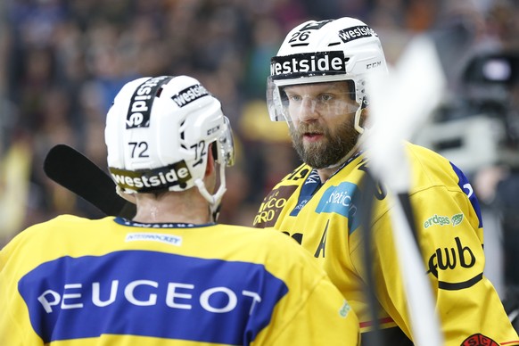 Berns Marc Reichert, rechts, und David Jobin diskutieren im Eishockey-Meisterschaftsspiel der National League A zwischen dem EHC Biel und dem SC Bern, am Sonntag, 24. Januar 2016, in der Tissot Arena  ...