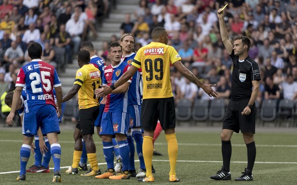 Der Schiedsrichter Stephan Klossner, rechts, zeigt dem Berner Guillaume Hoarau, MItte, die gelbe Karte im Fussball Meisterschaftsspiel der Super League zwischen dem BSC Young Boys und dem FC Basel 189 ...