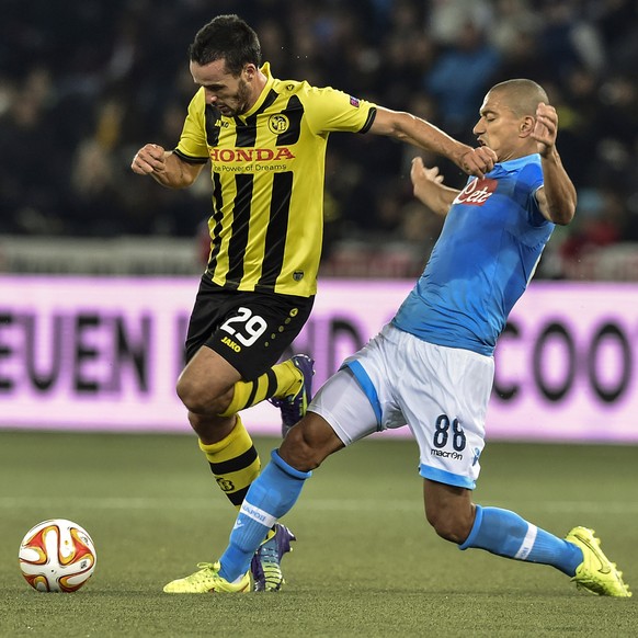 Bern&#039;s Raphael Nuzzolo, left, fights for the ball with Napoli&#039;s Goekhan Inler during their Europa League Group I stage match between Switzerland&#039;s Young Boys Bern and Italy&#039;s SSC N ...