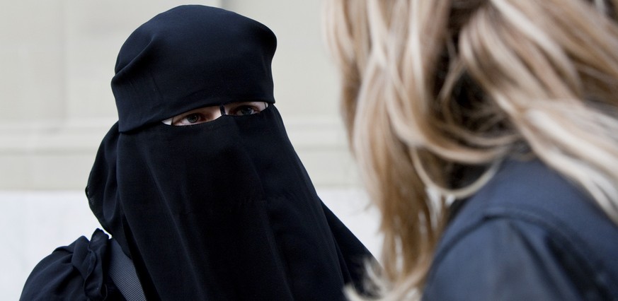 Portrait of Nora Illi, women&#039;s representative of the Islamic Central Council of Switzerland (ICCS), pictured on May 19, 2010 in station square in Berne, Switzerland. (KEYSTONE/Alessandro Della Be ...