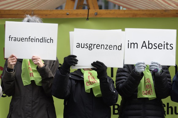 Menschen kritisieren die bisherige Fuehrung des Bistums mit Worttafeln, waehrend einer Strassenaktion der Aktion &quot;Es reicht!&quot;, am Freitag, 11. November 2016, in Chur. Die Gruppe aus verschie ...