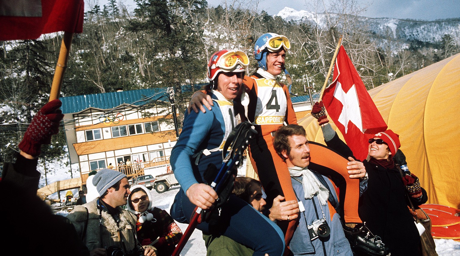 ZUR SCHWEIZER MEDAILLENBILANZ AN OLYMPISCHEN WINTERSPIELEN SEIT 1972 STELLEN WIR IHNEN FOLGENDES BILDMATERIAL ZUR VERFUEGUNG - Der Schweizer Abfahrts-Olympiasieger Bernhard Russi (Nr. 4) und der Silbe ...