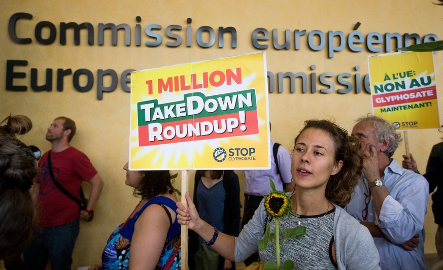 epa06096435 A woman holds a banner reading: &#039;1 Million TakeDown Roundup!&#039; to protest the use of the &#039;Glyphosate&#039; herbicide in front of the seat of the European Commission at the Be ...