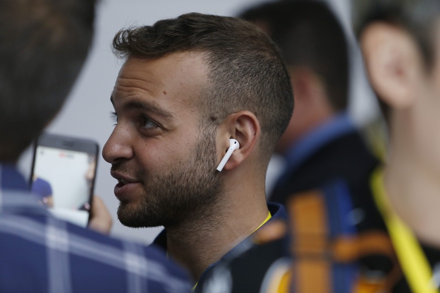 epa05529371 Journalists try the new Apple AirPods during the product viewing after the Apple launch event at the Bill Graham Civic Auditorium in San Francisco, California, USA, 07 September 2016. Medi ...