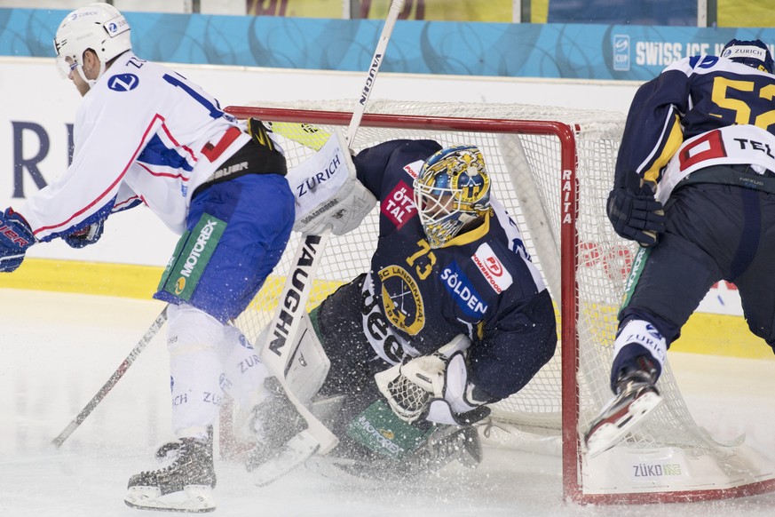 Langenthals Goalie Marco Mathis kaempft um den Puck gegen Klotens Patrick Obrist, links, waehrend dem Swiss Ice Hockey Cup Viertelfinal zwischen dem SC Langenthal und dem EHC Kloten, am Mittwoch, 23.  ...