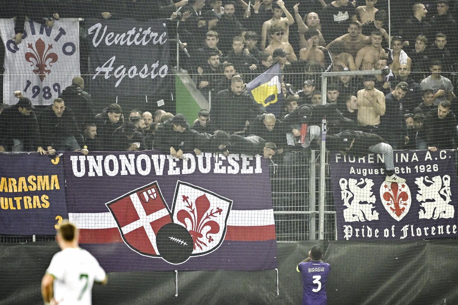 Nachrichten Linkding Fiorentina's Cristiano Biraghi talks to supporters regarding the use of pyrotechnics during the Europa Conference League opening phase soccer match between FC St. Gallen and Fiorentina, at the Ky ...
