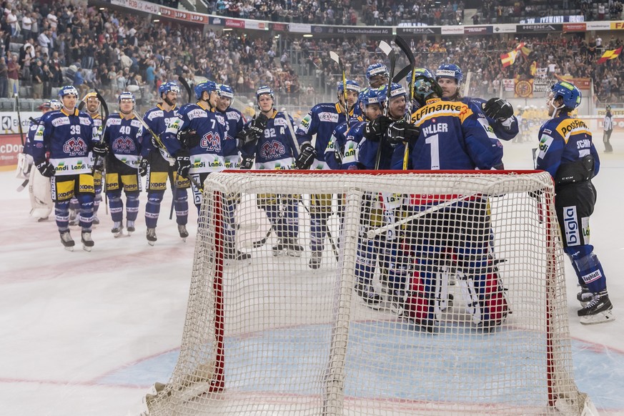 Die Bieler Spieler bedanken sich bei ihrem Goalie Jonas Hiller nach dem 6:2 Erfolg im Eishockey National League A Spiel zwischen dem EHC Biel und dem HC Davos, am Dienstag, 13. September 2016 in der T ...