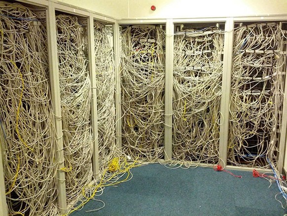 Kabelkasten durcheinander

https://www.reddit.com/r/mildlyinfuriating/comments/5pvyim/this_cable_management/