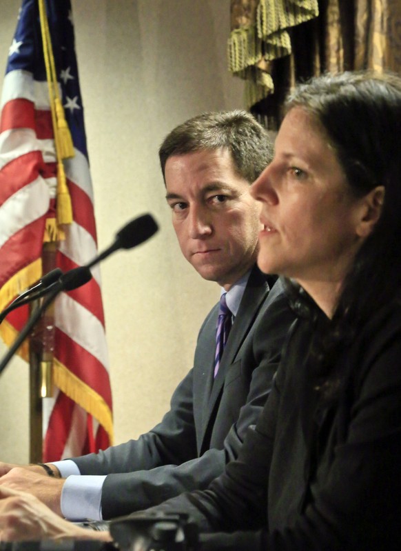 Greenwald und Poitras an einer Pressekonferenz in New York.