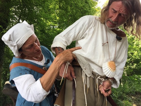 Kräuterfrau Marie-Therese Zgraggen hilft Ralph Wicki beim Anziehen der mittelalterlichen Kleider.