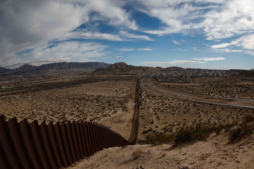 epaselect epa05749998 General view of the border between the US states of Texas; New Mexico (L) and Ciudad Juarez, Mexico (R), on 25 January 2017. US President Donald J. Trump said on 25 January that  ...