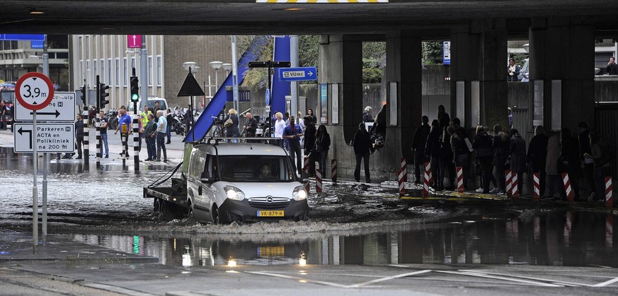 Überflutete Strasse: Wasserrohrbruch im Südwesten von Amsterdam.