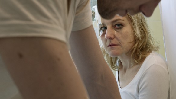 [Topical image on domestic violence, posed picture 2010] Around one woman out of ten becomes a victim of physical or sexual violence within a relationship in the course of her adult life. In 2007 in 1 ...