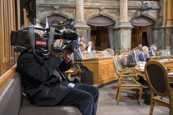 Ein Kameramann der SRG-SSR filmt die Debatte im Staenderat an der Fruehlingssession der Eidgenoessischen Raete, am Mittwoch, 8. Maerz 2017 im Staenderat in Bern. (KEYSTONE/Anthony Anex)