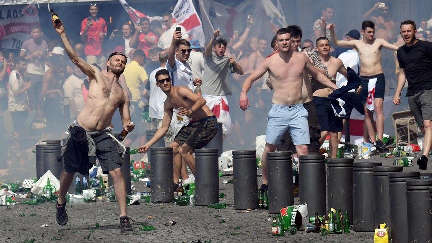 Gewaltbereite EM-Besucher in Marseille vor dem Spiel England-Russland.&nbsp;