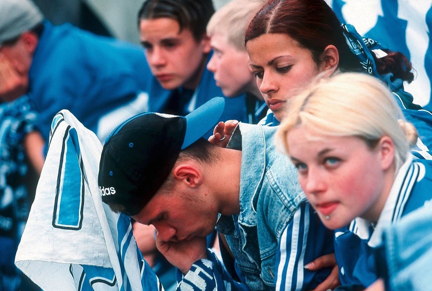 GELSENKIRCHEN, GERMANY - MAY 19: 1. BUNDESLIGA 00/01, Gelsenkirchen; FC SCHALKE 04 - SPVGG UNTERHACHING 5:3; ENTTAEUSCHTE SCHALKE FANS (Photo by Alexander Hassenstein/Bongarts/Getty Images)