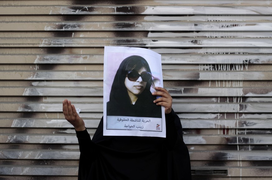 Eine Demonstrantin oder ein Demonstrant hält ein Plakat der Aktivistin Zainab al-Khawaja in der Hand.&nbsp;