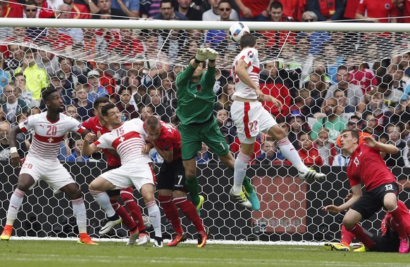 epa05356929 Switzerland&#039;s Fabian Schaer (2-R) scores the opening goal past Albania goalkeeper Etrit Berisha (C) during the UEFA EURO 2016 group A preliminary round match between Albania and Switz ...