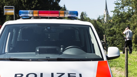 Nachrichten Linkding Ein Fahrzeug der Polizei an der Hauptstrasse kurz vor Hundwil AR nach dem Flugzeugunglueck am Mittwoch, 5. August 2015, in Hundwil. Im Hintergrund der Kirchturm von Hundwil. Beim Absturz eines Kleinfl ...