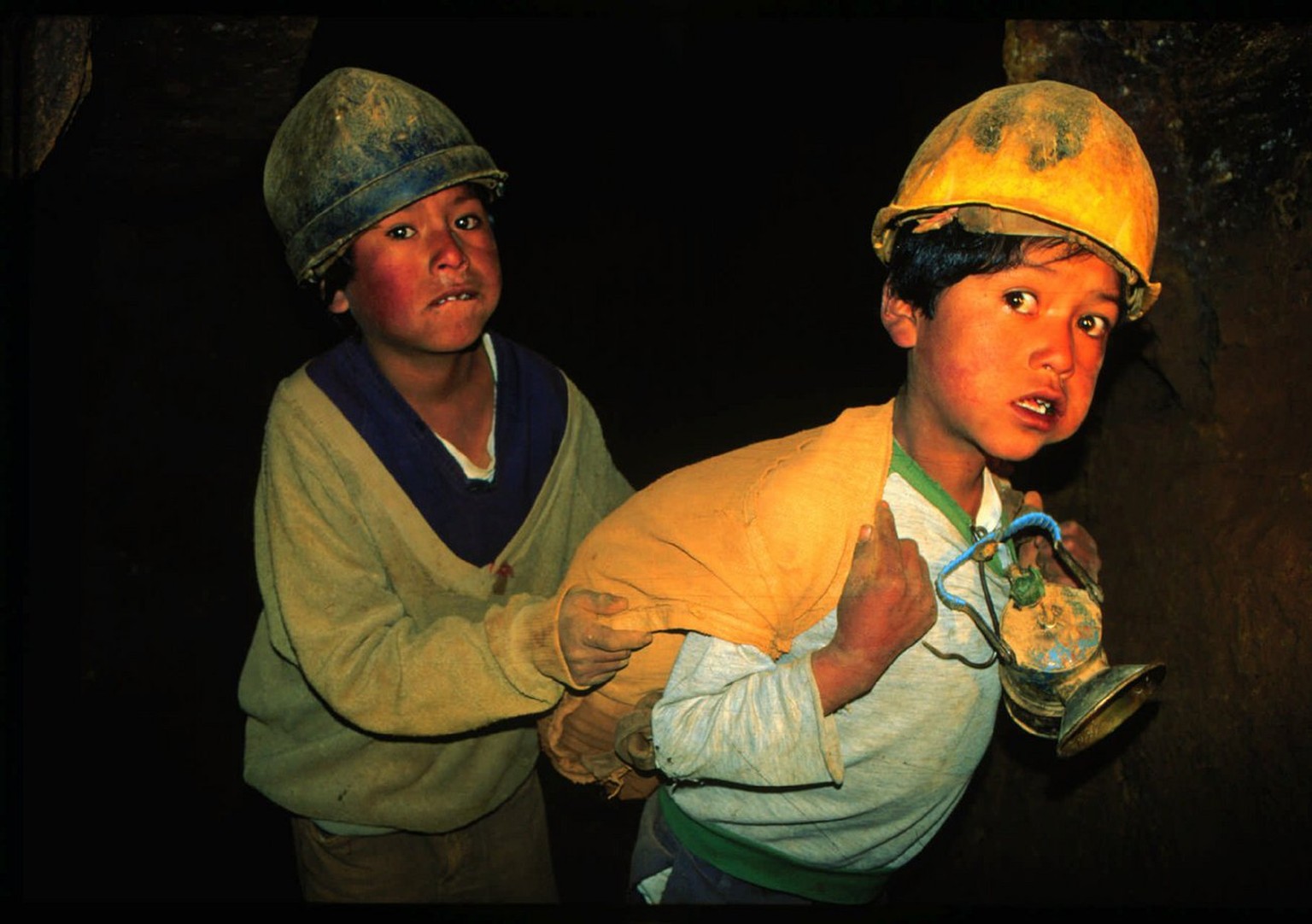 Bolivianische Kinder in der Minenstadt Potosi.