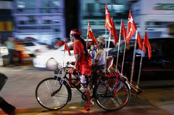 Überall im Land sind die roten Fahnen der Opposition zu sehen, hier in Yangon.