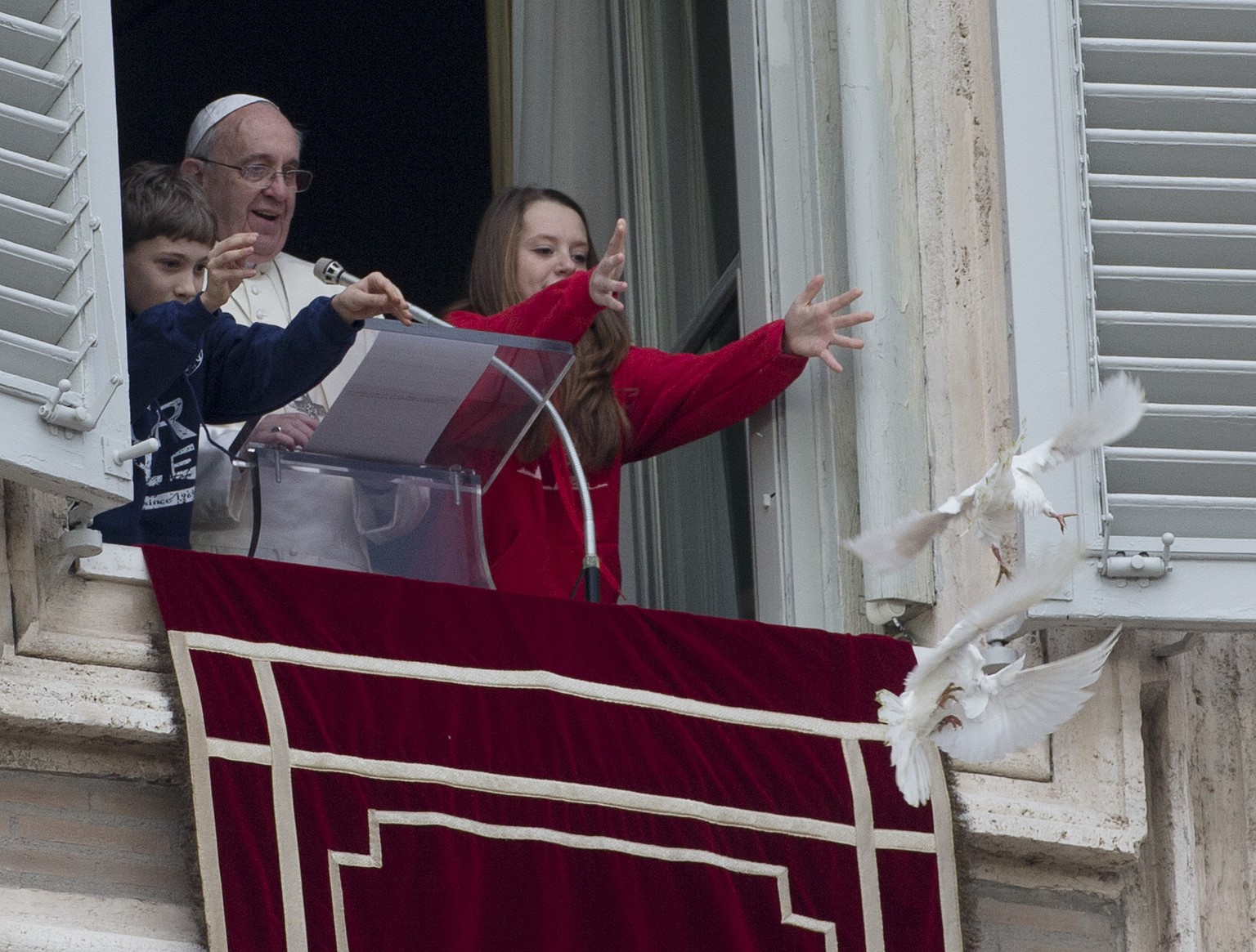 An der sonntäglichen Messe liessen zwei Kinder im Beisein des Papstes zwei Friedenstauben fliegen. «Nach unten», rief der Papst, um zu verhindern, dass die Vögel ins Appartment zurückfliegen.