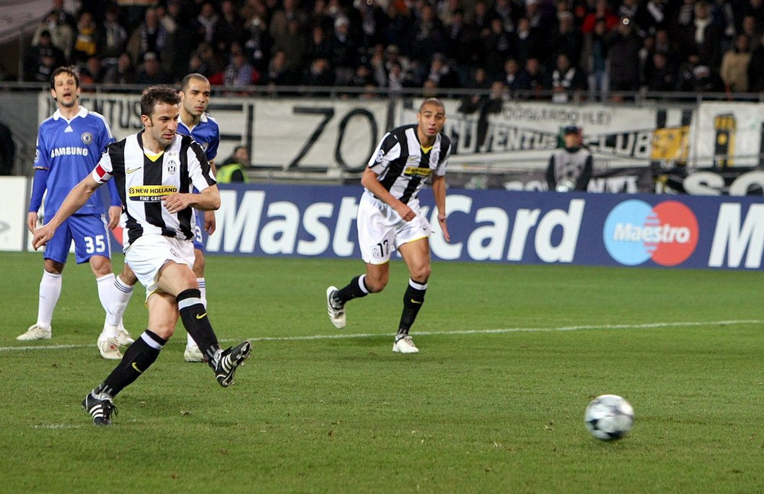 epa01661342 Italian Alessandro Del Piero of Juventus Turin scores by penalty a goal against Chelsea during their Uefa Champions League soccer match at Olimpico stadium in Turin, Italy on 10 March 2009 ...