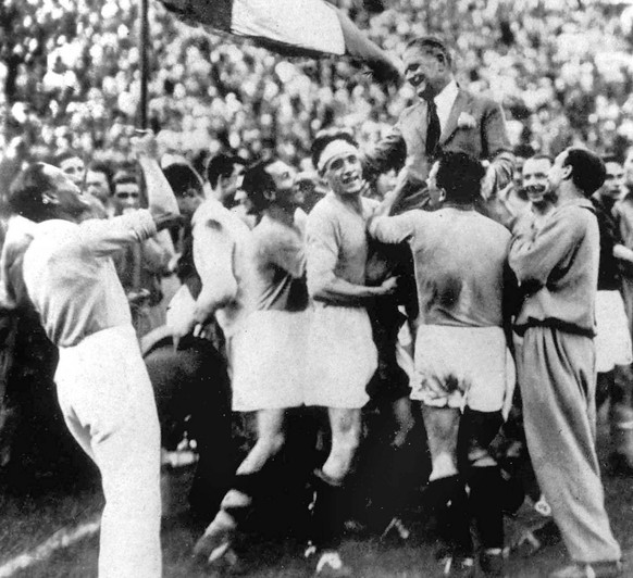 ZUR FIFA FUSSBALL WELTMEISTERSCHAFT 2014 IN BRASILIEN STELLEN WIR IHNEN FOLGENDES BILDMATERIAL ZU DEN WELTMEISERSCHAFTEN 1930 IN URUGUAY UND 1934 IN ITALIEN ZUR VERFUEGUNG -Italian coach Vittorio Pozz ...