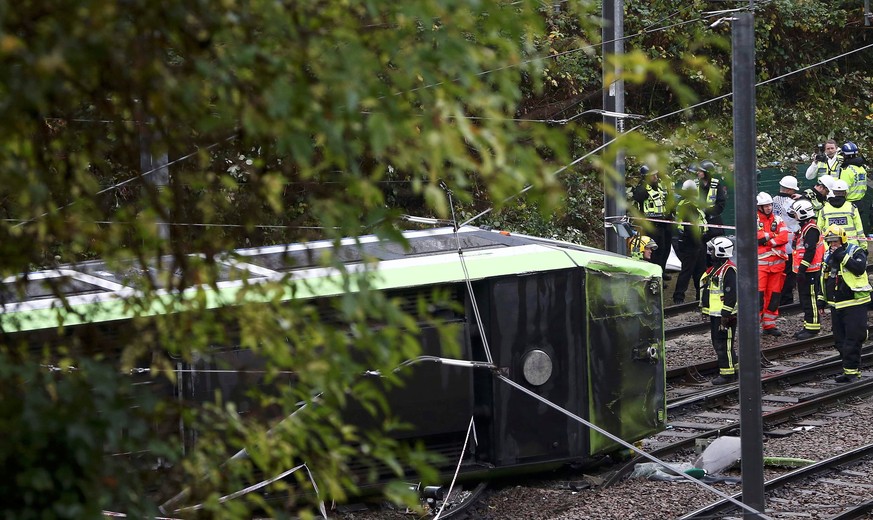 Members of the emergency services work next to a tram after it overturned injuring and trapping some passengers in Croydon, south London, Britain November 9, 2016. REUTERS/Neil Hall TPX IMAGES OF THE  ...