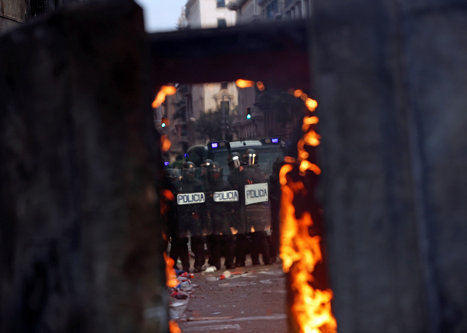 epa07930806 Spanish riot police members prepare to disperse protesters of one of the so-called &#039;Marches for Freedom&#039; in Barcelona, Spain, 18 October 2019. Catalonia region lives its fourth g ...