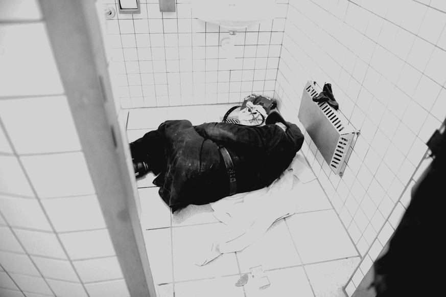 Ein 75-jähriger Mann schläft auf einer Damen-Toilette in der Zürcher Innenstadt.