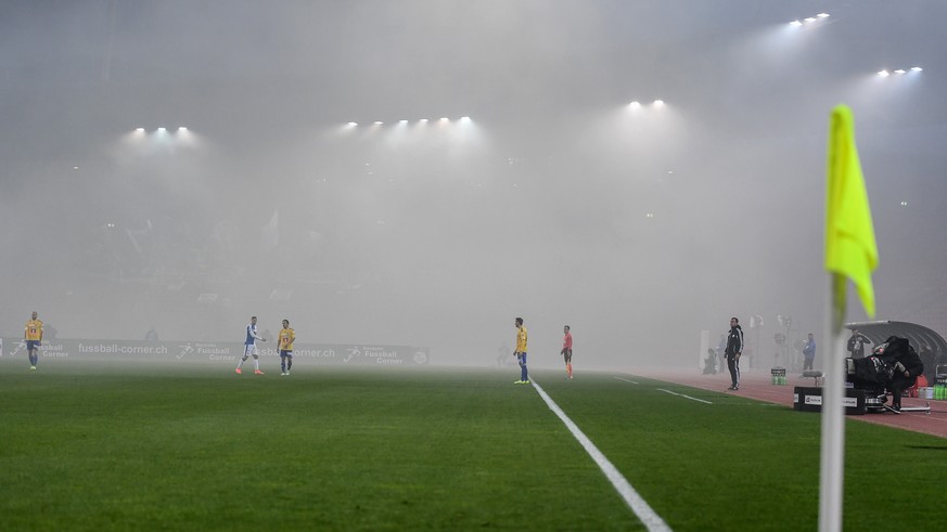 Fussballer im Nebel: Trostlose Atmosphäre im Letzigrund.