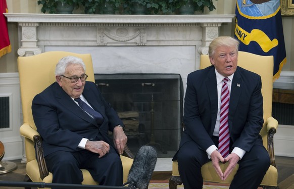 epa05955193 US President Donald J. Trump meets with former Secretary of State Henry Kissinger in the Oval Office at the White House, Washington, DC, USA, 10 May 2017. EPA/Molly Riley / POOL