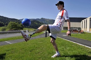 2008: Zwei Monate nach der Amputation kann Lanzinger in der Reha bereits wieder einen Ball jonglieren.