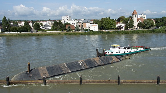 So liegt das gekenterte Baggerschiff Merlin seit zwei Monaten im Rhein.