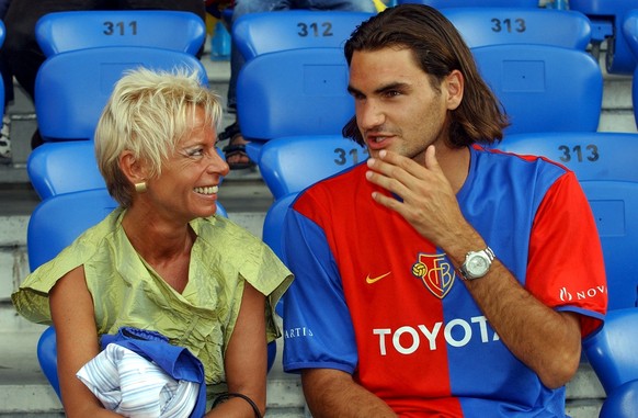 Die ehemalige FCB-Mäzenin Gigi Oeri 2003 im Gespräch mit Edelfan Roger Federer.
