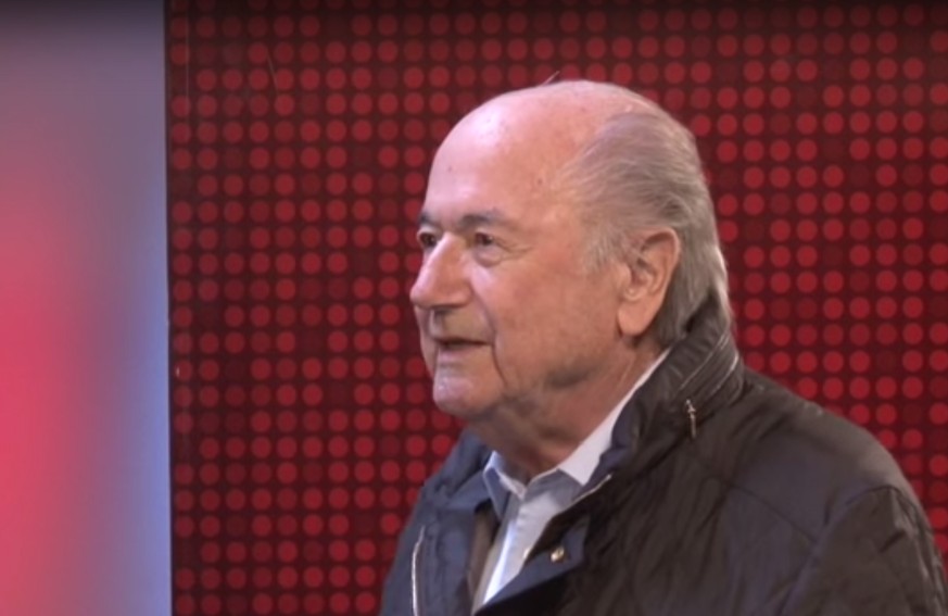 Gut gelaunt, braun gebrannt: Sepp Blatter beim freundschaftlichen Interview mit Radio Rottu.