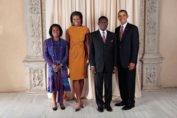 Äquatorialguineas Präsident Teodoro Obiang mit seiner Frau (l.) zu Besuch bei den Obamas im Jahr 2009.