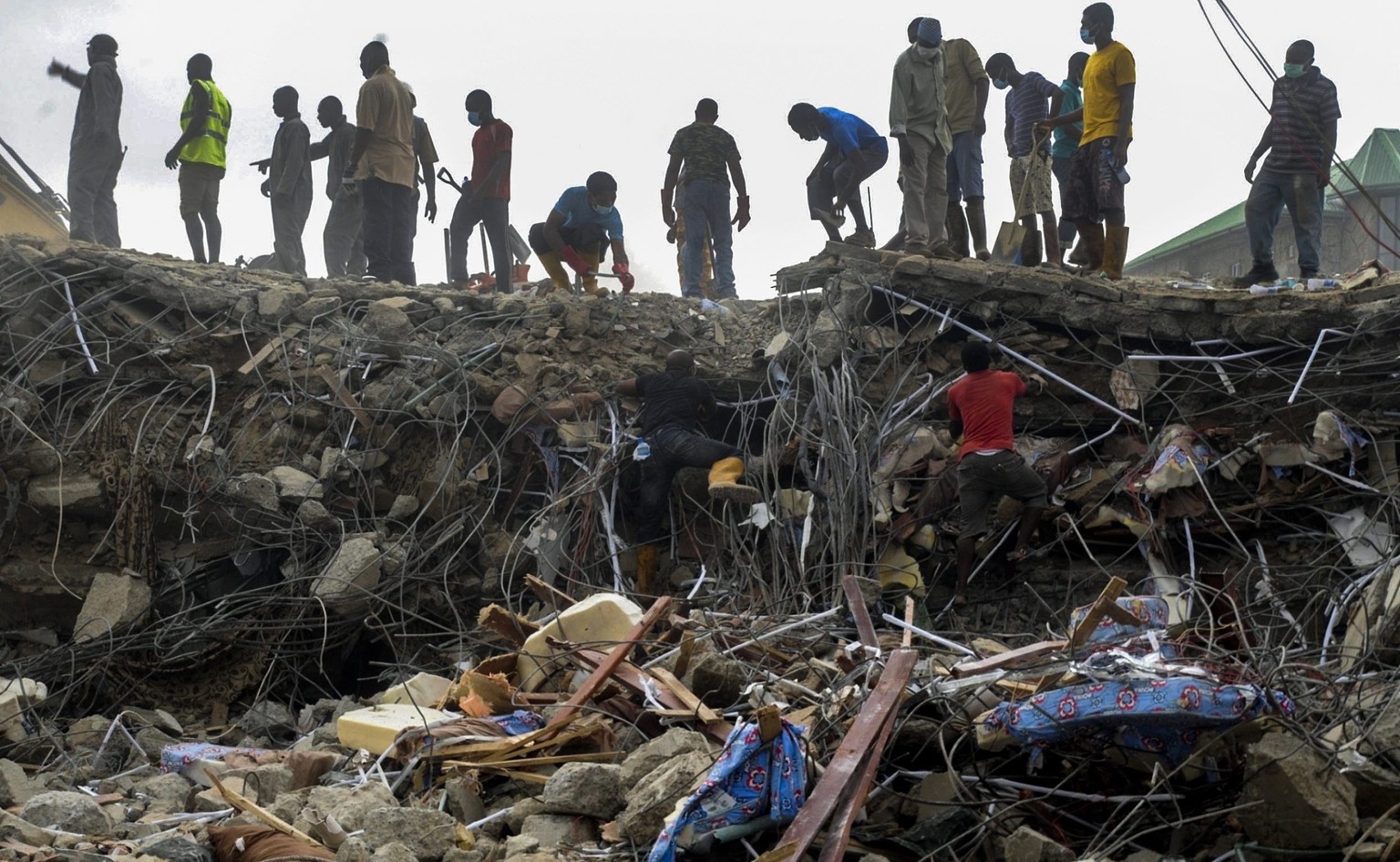 Helfer an der Unglücksstelle in Lagos. Noch immer werden Menschen in den Trümmern vermutet.